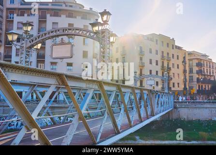 I quartieri moderni dietro il ponte tedesco d'epoca sul fiume Guadalmedina, Malaga, Spagna Foto Stock