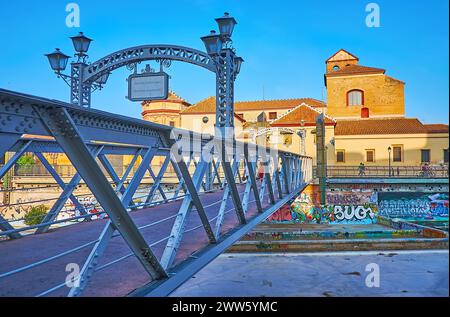 Il Ponte panoramico tedesco (Puente de los Alemanes, Puente de Santo Domingo) è un ponte pedonale che attraversa il fiume Guadalmedina, Malaga, Spagna Foto Stock