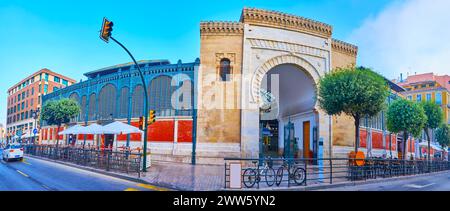 Panorama dell'edificio storico del mercato alimentare di Atarazanas con cancello medievale ad arco, Malaga, Spagna Foto Stock