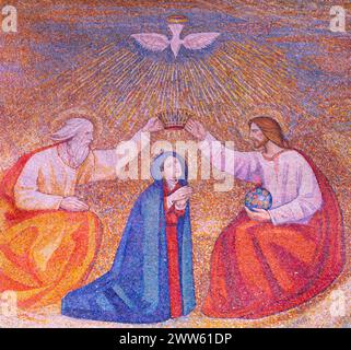 MILANO, ITALIA - 8 MARZO 2024: Il mosaico dell'Incoronazione della Vergine Maria nella chiesa di Santi quattro Evangelisti di Mario Zappettini Foto Stock