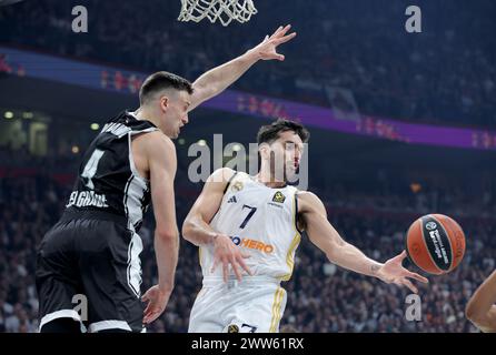 Belgrado, Serbia. 21 marzo 2024. Facundo Campazzo (R) del Real Madrid sfida con Aleksa Avramovic del Partizan durante la partita di basket dell'Eurolega 31 tra Partizan e Real Madrid a Belgrado, Serbia, il 21 marzo 2024. Crediti: Predrag Milosavljevic/Xinhua/Alamy Live News Foto Stock