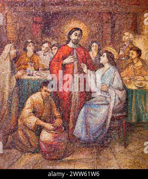 MILANO, ITALIA - 8 MARZO 2024: Il mosaico del miracolo a Cana nella chiesa di Santi quattro Evangelisti Foto Stock