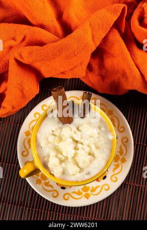 Tazza di canjica, cibo tipico consumato nella Festa Juninas brasiliana (festa di giugno) Foto Stock