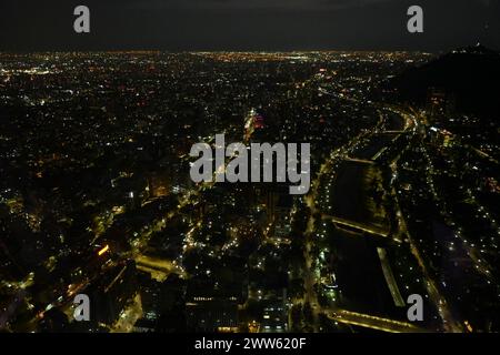 Vista notturna della città di Santiago del Cile dall'edificio più alto della città Foto Stock