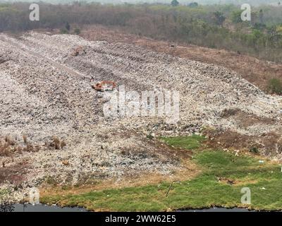 Discarica con rifiuti di plastica e polietilene nel sud-est asiatico. Foto Stock