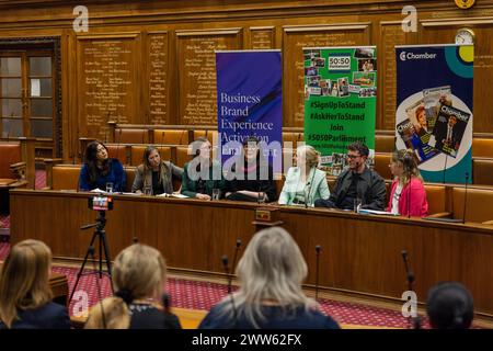 Leeds, Regno Unito. 21 MARZO 2024. Panel all'evento del Parlamento alle 50:50. L'evento ha lo scopo di incoraggiare le donne provenienti da tutto il nord dell'Inghilterra a candidarsi per una carica eletta. Panel: Fatima Khan-Shah (inclusivity Champion WYCA, sinistra), Laura Weldon (Tory candidate Pontefract), Cllr Katherine Miles (Lib DEM Councillor), Lauren Fabianski (incinta poi fregata), Tracy Brabin (sindaco del West Yorkshire), Kieran McBride (Frog), Lyanne Nicholl (50:50 Parliament, destra) Credit Milo Chandler/Alamy News Live Foto Stock