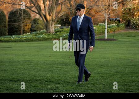 Il presidente degli Stati Uniti Joe Biden cammina verso la residenza dopo essere atterrato sul South Lawn della Casa Bianca a Washington, DC il 21 marzo 2024. Il presidente sta tornando alla Casa Bianca da Houston, Texas, dove ha partecipato agli eventi della campagna elettorale. Credito: Samuel Corum/Pool tramite CNP Foto Stock