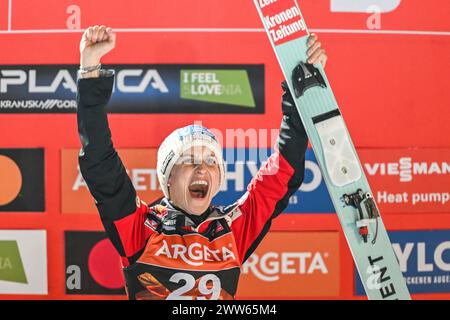 Planica, Slovenia. 21 marzo 2024. Primo posto Eva Pinkelnig dell'Austria festeggia sul podio dopo la gara femminile di salto con gli sci HS102 alla finale della Coppa del mondo di salto con gli sci FIS 2024 crediti: SOPA Images Limited/Alamy Live News Foto Stock