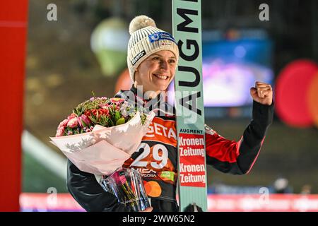 Planica, Slovenia. 21 marzo 2024. Primo posto Eva Pinkelnig dell'Austria festeggia sul podio dopo la gara femminile di salto con gli sci HS102 alla finale di Coppa del mondo di salto con gli sci FIS 2024 (foto di Andrej Tarfila/SOPA Images/Sipa USA) crediti: SIPA USA/Alamy Live News Foto Stock