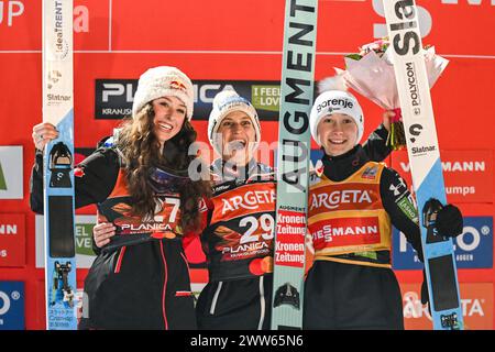 Planica, Slovenia. 21 marzo 2024. Primo posto Eva Pinkelnig dell'Austria (C), terzo posto Nika Prevc della Slovenia (R) e secondo posto Alexandria Loutitt del Canada (L) festeggiano sul podio dopo la competizione femminile Ski Jumping HS102 alla finale di Coppa del mondo FIS Ski Jumping 2024 Credit: SOPA Images Limited/Alamy Live News Foto Stock