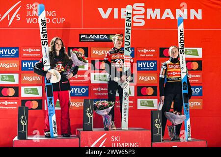 Planica, Slovenia. 21 marzo 2024. Primo posto Eva Pinkelnig dell'Austria (C), terzo posto Nika Prevc della Slovenia (R) e secondo posto Alexandria Loutitt del Canada (L) festeggiano sul podio dopo la competizione femminile Ski Jumping HS102 alla finale di Coppa del mondo FIS Ski Jumping 2024 Credit: SOPA Images Limited/Alamy Live News Foto Stock