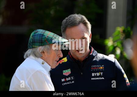 MELBOURNE, AUSTRALIA, 25 febbraio 2024. Nella foto: Sir Jackie Stewart (a sinistra) parla con Oracle Red Bull Racing, il team principal Christian Horner nel paddock del FIA Formula 1 Rolex Australian Grand Prix 2024 3° round dal 22 al 24 marzo all'Albert Park Street Circuit di Melbourne, Australia. Crediti: Karl Phillipson/Alamy Live News Foto Stock