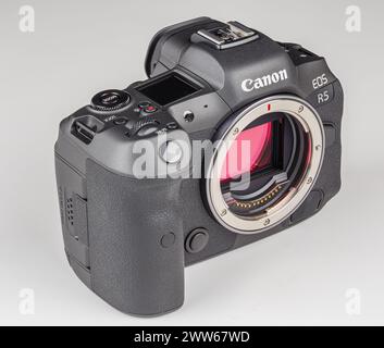 Corpo fotocamera digitale mirrorless Canon R5 senza obiettivo su sfondo bianco Foto Stock