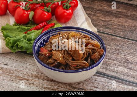 Cucina asiatica Udon soba con maiale e verdure Foto Stock