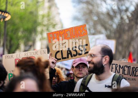 Parigi, Francia. 19 marzo 2024. Un manifestante tiene in mano un cartello che dice "le chiusure non sono di classe” durante la dimostrazione degli operatori scolastici nazionali. Lo sciopero del servizio civile ha portato migliaia di persone in strada in varie manifestazioni in tutta la Francia. A Parigi, una dimostrazione di operatori educativi nazionali si unì ai dipendenti pubblici per chiedere un aumento degli stipendi e protestare contro l'attuale governo francese. (Immagine di credito: © Telmo Pinto/SOPA Images via ZUMA Press Wire) SOLO PER USO EDITORIALE! Non per USO commerciale! Foto Stock