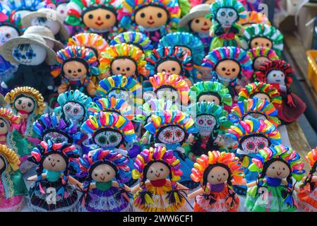 Bambola di straccio messicana al mercato di strada. Bambola Lele. Foto Stock