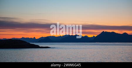 Tramonto colorato dietro la catena montuosa di Lofoten, visto da Henningsvær Foto Stock