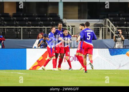 Arlington, Texas, Stati Uniti. 21 marzo 2024. I membri del Team USA celebrano il gol di HAJI WRIGHT (14) contro la Giamaica nel primo periodo supplementare durante la partita della CONCACAF Nations League di giovedì all'AT&T Stadium di Arlington, Texas. L'obiettivo ha messo USA su 2-1. (Immagine di credito: © Brian McLean/ZUMA Press Wire) SOLO PER USO EDITORIALE! Non per USO commerciale! Foto Stock