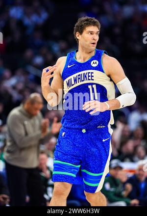 Milwaukee, Stati Uniti. 21 marzo 2024. Il centro dei Milwaukee Bucks, Brook Lopez, celebra i punti segnati durante la partita di stagione regolare NBA tra i Milwaukee Bucks e i Brooklyn Nets a Milwaukee, negli Stati Uniti, 21 marzo 2024. Crediti: Joel Lerner/Xinhua/Alamy Live News Foto Stock