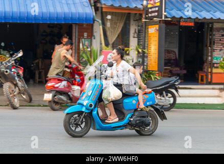 Provincia di Mae Hong Son, Thailandia settentrionale - 10 aprile 2023: Uno strano spettacolo da vedere, forse, nei paesi occidentali. Ma in Asia la moto è un modo popolare Foto Stock