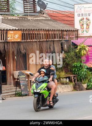 Provincia di Mae Hong Son, Thailandia settentrionale - 10 aprile 2023: Uno strano spettacolo da vedere, forse, nei paesi occidentali. Ma in Asia la moto è un modo popolare Foto Stock