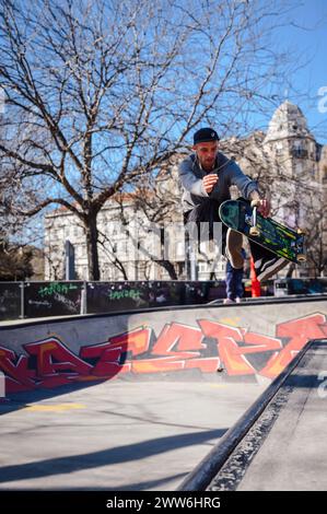 Skateboarder in uno skatepark di Budapest Foto Stock