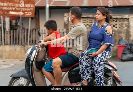 Provincia di Mae Hong Son, Thailandia settentrionale - 10 aprile 2023: Uno strano spettacolo da vedere, forse, nei paesi occidentali. Ma in Asia la moto è un modo popolare Foto Stock