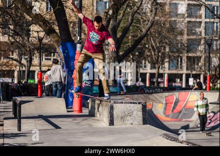 Skateboarder in uno skatepark di Budapest Foto Stock