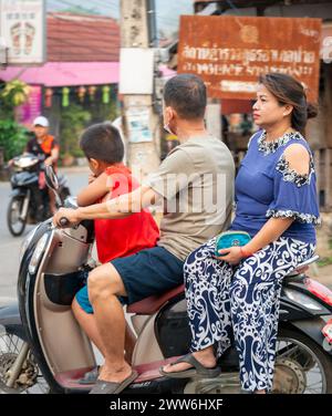 Provincia di Mae Hong Son, Thailandia settentrionale - 10 aprile 2023: Uno strano spettacolo da vedere, forse, nei paesi occidentali. Ma in Asia la moto è un modo popolare Foto Stock