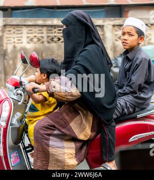 Provincia di Mae Hong Son, Thailandia settentrionale - 10 aprile 2023: Uno strano spettacolo da vedere, forse, nei paesi occidentali. Ma in Asia la moto è un modo popolare Foto Stock