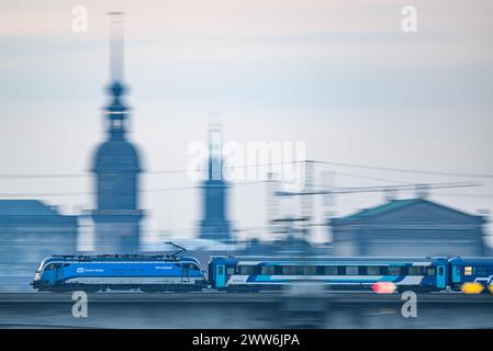 Dresda, Germania. 21 marzo 2024. Un treno EuroCity dalla Repubblica Ceca attraversa il ponte di Marienbrücke al mattino sullo sfondo della città vecchia. Crediti: Robert Michael/dpa/Alamy Live News Foto Stock