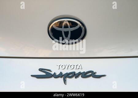 Logo Toyota Supra e cartello metallico o emblema su un concetto di auto trasporto, trasporto, industria automobilistica, produttore Foto Stock