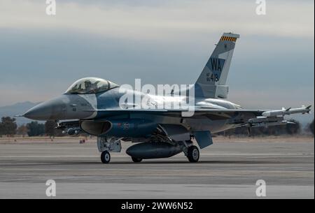 Un F-16 Aggressor assegnato al 64th Aggressor Squadron, Nellis Air Force base, Nevada, taxi per la pista per una missione, durante Red Flag-Nellis Foto Stock
