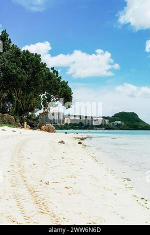 Una vista panoramica di soffici nuvole bianche sulla spiaggia sabbiosa di Tumon Beach, Guam, Stati Uniti Foto Stock