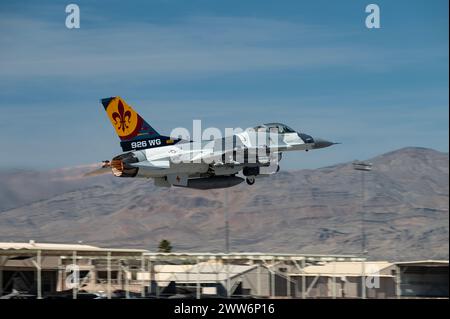 Un F-16 Aggressor assegnato al 706th Aggressor Squadron decolla per la missione Red Flag-Nellis 24-2 a Nellis AFB, Nevada, il 12 marzo 2024 Foto Stock