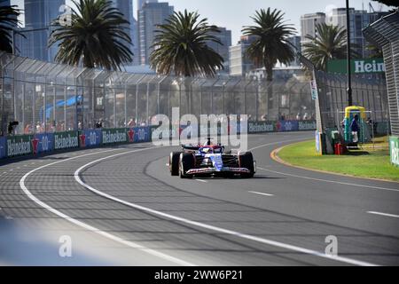 MELBOURNE, AUSTRALIA. 22 marzo 2024. Daniel Ricciardo (AUS) Visa Cash App RB F1 Team alla guida del (3) RB-Honda RBPT VCARB 01 durante la sessione di prove libere 2 al 3° round del Rolex Australian Grand Prix 2024 FIA Formula 1 dal 22 al 24 marzo presso l'Albert Park Street Circuit di Melbourne, Australia. Crediti: Karl Phillipson/Alamy Live News Foto Stock