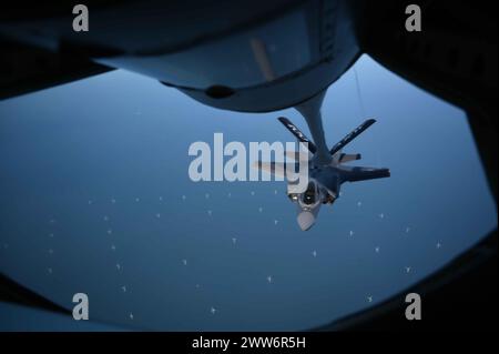 Un F-35 Lightning II della U.S. Air Force del 48th Fighter Wing, Royal Air Force Lakenheath, Inghilterra, riceve carburante da un KC-135 Stratotanker Foto Stock