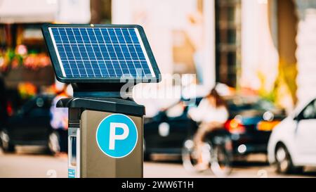 Stoccolma, Svezia. Macchina da parcheggio dotata DI batteria solare per la ricarica da luce solare. Pagamento elettronico che rilascia un permesso a. Foto Stock