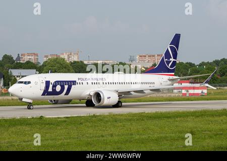 LOT Polish Airlines Boeing 737 MAX 8 rullante dopo l'atterraggio a Leopoli dopo un volo da Varsavia, Polonia Foto Stock