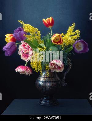 Bouquet di fiori primaverili su sfondo nero Foto Stock