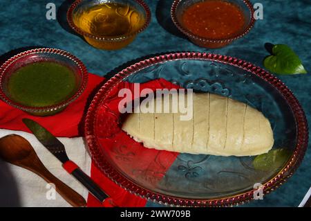Piatto speciale Himachal Pradesh Siddu. Si tratta di un pane di farina di grano al vapore ripieno di lenticchie a grammo nero, frutta secca, semi di papavero, noci, ecc. Foto Stock