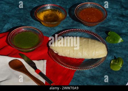 Piatto speciale Himachal Pradesh Siddu. Si tratta di un pane di farina di grano al vapore ripieno di lenticchie a grammo nero, frutta secca, semi di papavero, noci, ecc. Foto Stock