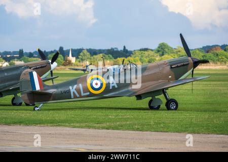 Supermarine Spitfire Mk 1a X4650 (G-CGUK) inizia al Duxford Battle of Britain Air Show 2022, Duxford Airfield, Cambridgeshire, Inghilterra, Regno Unito Foto Stock