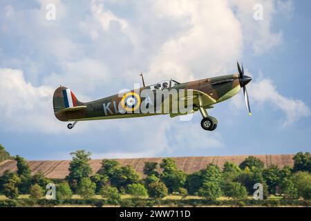 Supermarine Spitfire Mk 1a X4650 (G-CGUK) decolla al Duxford Battle of Britain Air Show 2022, Duxford Airfield, Cambridgeshire, Inghilterra, Regno Unito Foto Stock