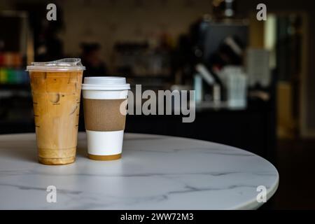 Due tazze di caffè su un tavolo bianco, affiancate Foto Stock