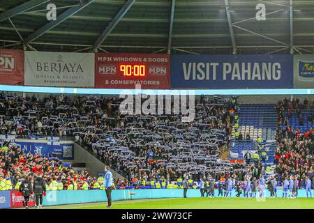 Cardiff, Regno Unito. 21 marzo 2024. I giocatori finlandesi applaudiscono i loro tifosi dopo la sconfitta durante la semifinale di qualificazione al campionato d'Europa 2024 contro Finlandia al Cardiff City Stadium, Cardiff, Galles, Regno Unito il 21 marzo 2024 Credit: Every Second Media/Alamy Live News Foto Stock