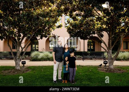 MultiRacial Family of Four in posa per Portrait a San Diego Foto Stock