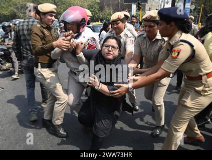 Dehli, nuova Delhi, India. 22 marzo 2024. La polizia ha trattenuto un sostenitore del partito AAM Admi ( AAP ) durante la protesta dopo che il principale leader del partito Delhi il primo ministro Arvind Kejriwal è stato arrestato dall'Enfoorcement Directorate (ed), agenzia indiana per la criminalità finanziaria a nuova Delhi, India il 22 marzo 2024 (Credit Image: © Deep Nair/ZUMA Press Wire) SOLO PER USO EDITORIALE! Non per USO commerciale! Foto Stock