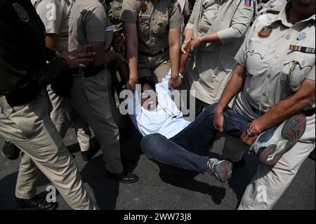 Dehli, nuova Delhi, India. 22 marzo 2024. La polizia ha trattenuto un sostenitore del partito AAM Admi ( AAP ) durante la protesta dopo che il principale leader del partito Delhi il primo ministro Arvind Kejriwal è stato arrestato dall'Enfoorcement Directorate (ed), agenzia indiana per la criminalità finanziaria a nuova Delhi, India il 22 marzo 2024 (Credit Image: © Deep Nair/ZUMA Press Wire) SOLO PER USO EDITORIALE! Non per USO commerciale! Foto Stock