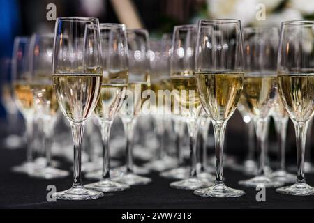 Vista laterale del tavolo pieno di calici di champagne ripieni di champagne Foto Stock